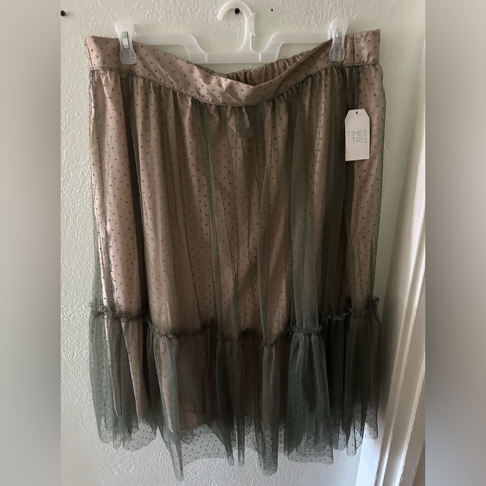 NWT Super cute skirt. Tan with a green overlay. Size 20